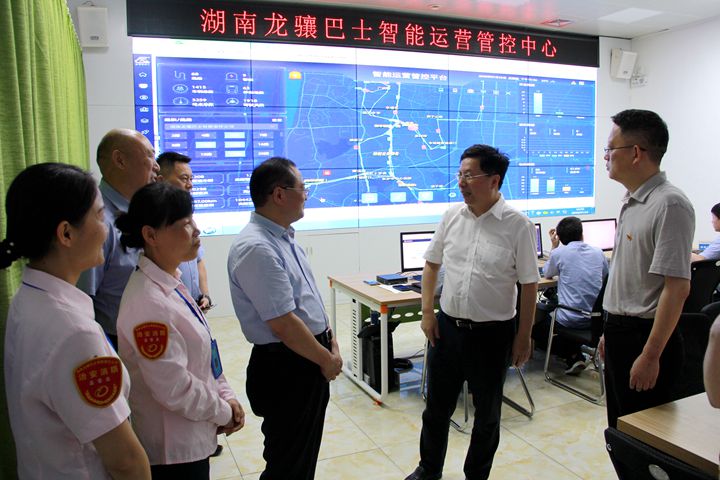 省委常委、市委书记胡衡华慰问酷暑高温坚守岗位的龙骧巴士一线驾驶员
